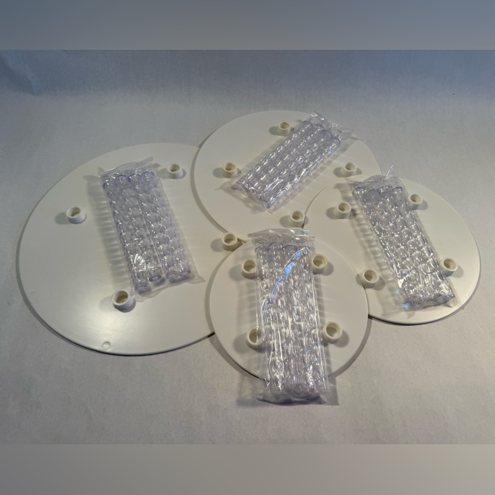Elegant White and Clear Cake Separator Plates and Pillars - Picture 4 of 4
